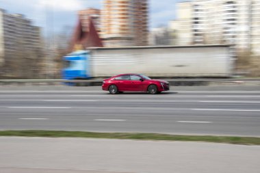 Ukrayna, Kyiv - 6 Nisan 2021: Kırmızı Peugeot 508 aracı yolda ilerliyor.  