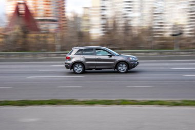 Ukrayna, Kyiv - 6 Nisan 2021: Gümüş renkli Acura RDX arabası yolda ilerliyor. 