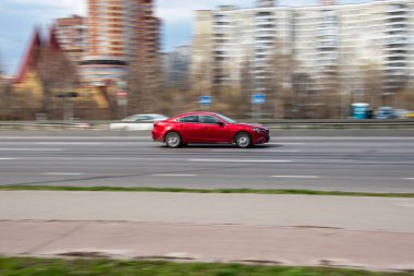 Ukrayna, Kyiv - 6 Nisan 2021: Kırmızı Toyota Camry arabası yolda ilerliyor.  