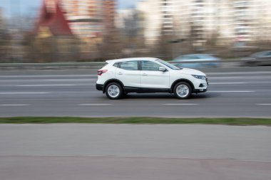Ukrayna, Kyiv - 6 Nisan 2021: Beyaz Nissan Kashqai arabası yolda ilerliyor. 