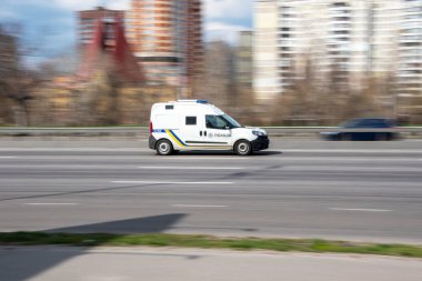 Ukrayna, Kyiv - 6 Nisan 2021: Beyaz FIAT Doblo arabası yolda ilerliyor. 