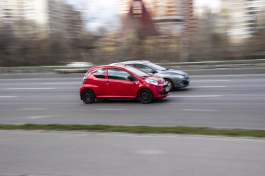 Ukrayna, Kyiv - 6 Nisan 2021: Kırmızı Citroen C1 aracı yolda ilerliyor. 
