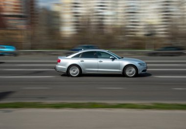 Ukrayna, Kyiv - 6 Nisan 2021: Gümüş Audi A6 aracı yolda ilerliyor. 