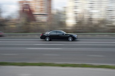 Ukrayna, Kyiv - 6 Nisan 2021: Siyah Mercedes-Benz S-Sınıfı. 