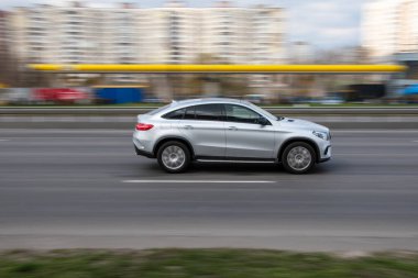 Ukrayna, Kyiv - 6 Nisan 2021: Gümüş Mercedes-Benz GLE Coupe arabası.  