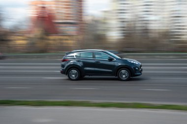 Ukrayna, Kyiv - 6 Nisan 2021: Siyah Kia Sportage arabası sokakta hareket ediyor. 