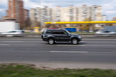 Ukrayna, Kyiv - 6 Nisan 2021: Gri Mitsubishi Pajero arabası yolda ilerliyor.  