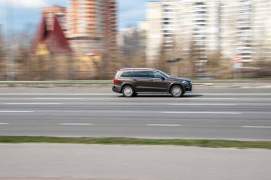 Ukrayna, Kyiv - 6 Nisan 2021: Kahverengi Mercedes-Benz GL-klasse AMG arabası yolda ilerliyor.  