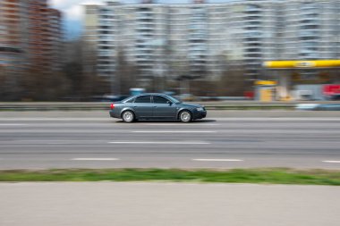 Ukrayna, Kyiv - 6 Nisan 2021: Gri Audi A6 aracı yolda ilerliyor.  