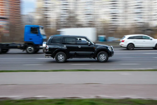Ukrajina Kyjev Dubna 2021 Černý Mitsubishi Pajero Vůz Pohybující Ulici — Stock fotografie