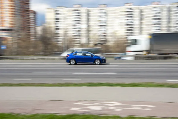 Ukrayna, Kyiv - 6 Nisan 2021: Mavi Hyundai IONIQ arabası sokakta ilerliyor.  