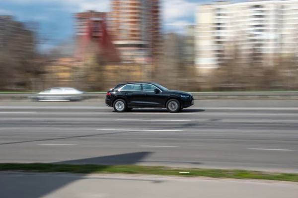 乌克兰基辅 2021年4月6日 黑色奥迪Q8汽车在街上行驶 — 图库照片