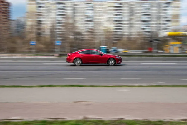 Ουκρανία Κίεβο Απριλίου 2021 Κόκκινο Toyota Camry Αυτοκίνητο Κινείται Στο — Φωτογραφία Αρχείου