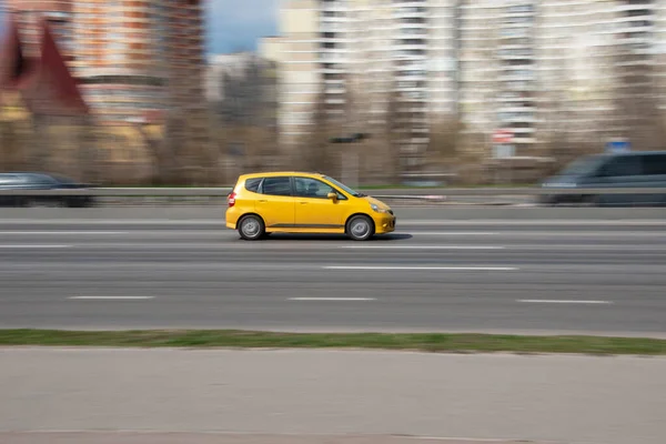 Ukrajina Kyjev Dubna 2021 Žlutý Honda Jazz Vůz Pohybující Ulici — Stock fotografie