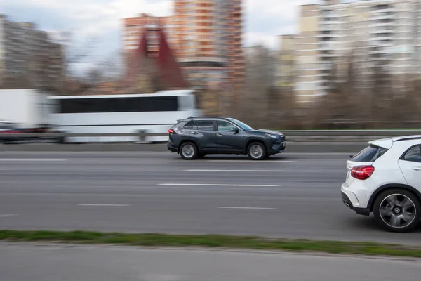 Ucrânia Kiev Abril 2021 Cinza Toyota Rav Carro Movimento Rua — Fotografia de Stock
