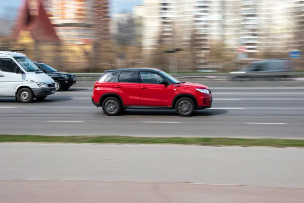 Ukrayna Kyiv Nisan 2021 Kırmızı Suzuki Vitara Arabası Yolda Ilerliyor — Stok fotoğraf