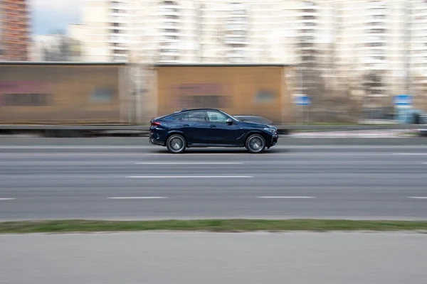 Ukrajina Kyjev Dubna 2021 Blue Bmw Other Car Moving Street — Stock fotografie