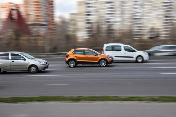 Ukraine Kyiv April 2021 Orange Volkswagen Other Car Moving Street — Stock Photo, Image