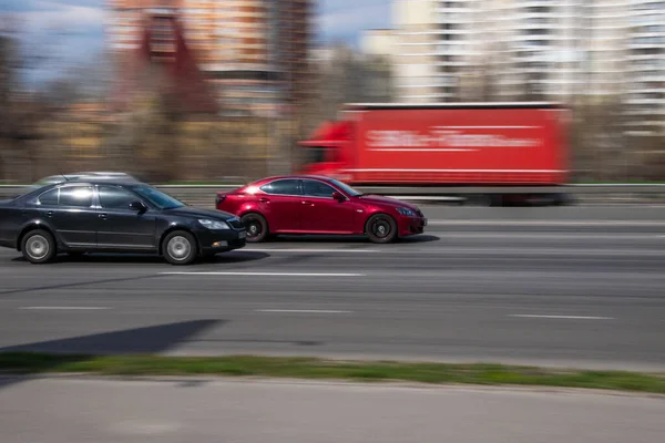 Ucrânia Kiev Abril 2021 Carro Lexus Vermelho Movendo Rua — Fotografia de Stock