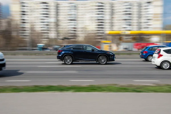 Ukrajina Kyjev Dubna 2021 Černý Lexus Auto Pohybující Ulici — Stock fotografie