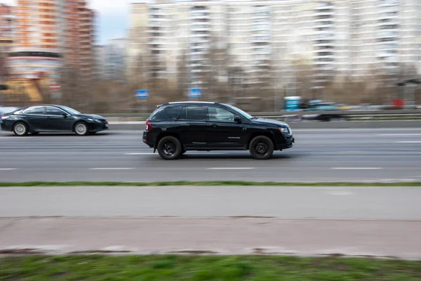 Ucrania Kiev Abril 2021 Coche Jeep Compass Negro Movimiento Calle —  Fotos de Stock