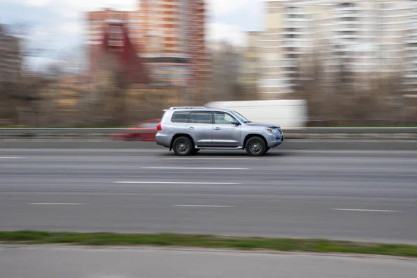 Ukrajina Kyjev Dubna 2021 Stříbrný Lexus Vůz Pohybující Ulici — Stock fotografie