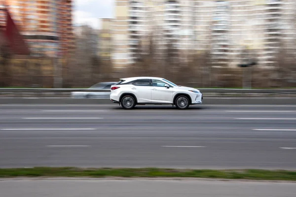 Ucrânia Kiev Abril 2021 Carro Toyota Highlander Branco Movendo Rua — Fotografia de Stock