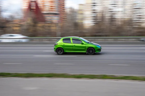 Ucrania Kiev Abril 2021 Green Peugeot 206 Coche Movimiento Calle —  Fotos de Stock