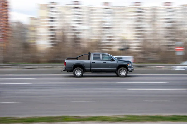 Ukrajina Kyjev Dubna 2021 Šedý Dodge Ram Auto Pohybující Ulici — Stock fotografie