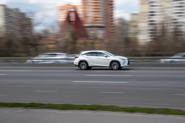 Ukrayna Kyiv Nisan 2021 Beyaz Lexus Aracı Yolda Ilerliyor — Stok fotoğraf