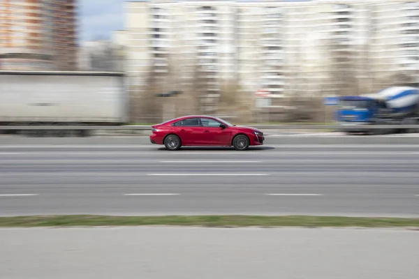 Ουκρανία Κίεβο Απριλίου 2021 Κόκκινο Peugeot 508 Αυτοκίνητο Κινείται Στο — Φωτογραφία Αρχείου