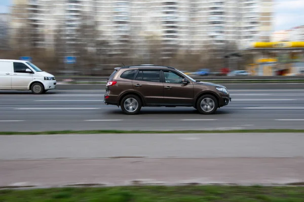 Ukraine Kyiv April 2021 Brown Hyundai Santa Car Moving Street — Stock Photo, Image