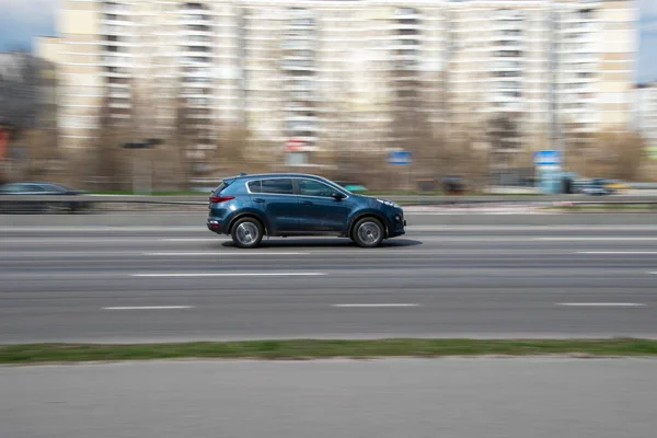 Ukrayna Kyiv Nisan 2021 Mavi Kia Spor Araba Caddede Ilerliyor — Stok fotoğraf