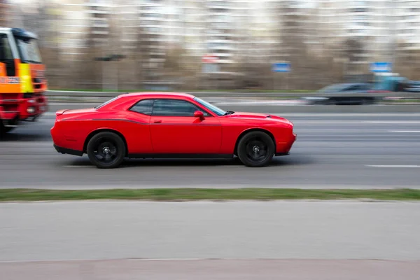 Ucrânia Kiev Abril 2021 Carro Red Dodge Challenger Movendo Rua — Fotografia de Stock