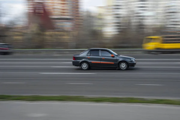 Ucrania Kiev Abril 2021 Green Geely Otro Automóvil Movimiento Calle —  Fotos de Stock