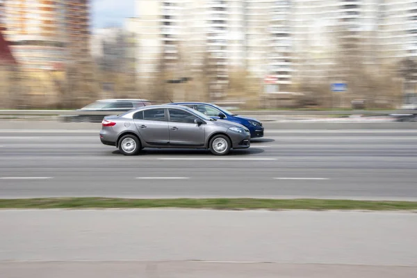 Ukrajina Kyjev Dubna 2021 Gray Renault Fluence Vůz Pohybující Ulici — Stock fotografie