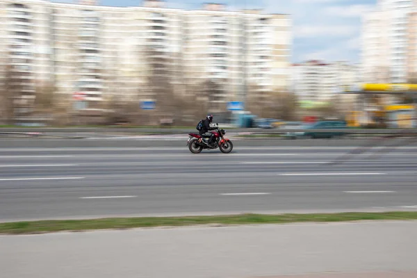 Ukrajina Kyjev Duben 2021 Motocykl Pohybující Ulici — Stock fotografie