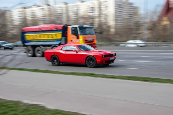 Ουκρανία Κίεβο Απριλίου 2021 Κόκκινο Dodge Challenger Αυτοκίνητο Κινείται Στο — Φωτογραφία Αρχείου
