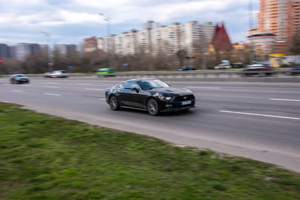 Ukrajina Kyjev Dubna 2021 Černý Ford Mustang Auto Pohybující Ulici — Stock fotografie