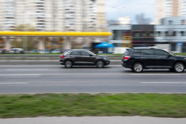 Ukrayna, Kyiv - 6 Nisan 2021: Siyah Volkswagen T-Roc aracı yolda ilerliyor.  