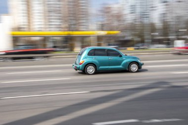 Ukrayna, Kyiv - 6 Nisan 2021: Açık Mavi Chrysler PT Cruiser arabası yolda ilerliyor.  