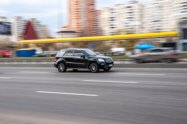 Ukrayna, Kyiv - 6 Nisan 2021: Mercedes-Benz GLE-sınıfı araba yolda ilerliyor.  