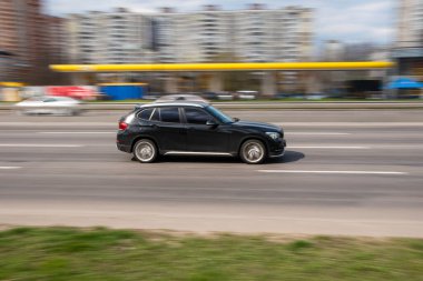 Ukrayna, Kyiv - 6 Nisan 2021: Siyah BMW X1 aracı yolda ilerliyor.  