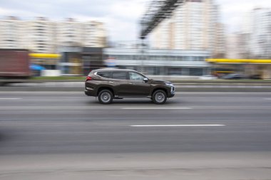 Ukrayna, Kyiv - 6 Nisan 2021: Kahverengi Hyundai Santa Fe arabası caddede ilerliyor.  