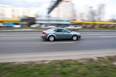 Ukrayna, Kyiv - 6 Nisan 2021: Gri Dodge Avenger arabası yolda ilerliyor.  