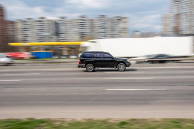 Ukrayna, Kyiv - 6 Nisan 2021: Siyah Toyota Land Cruiser arabası yolda ilerliyor.  