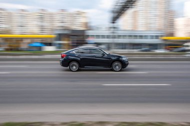 Ukrayna, Kyiv - 6 Nisan 2021: Siyah BMW X6 aracı yolda ilerliyor.  