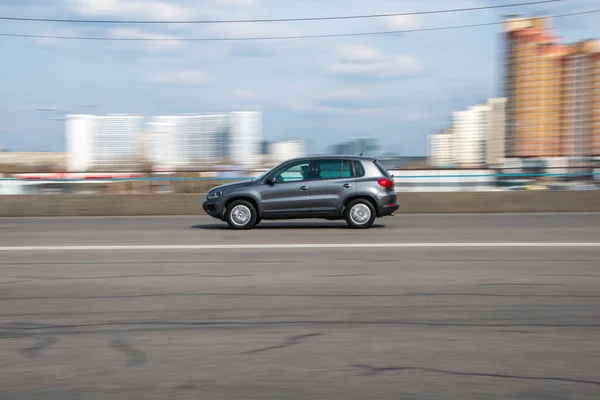 Ukrayna Kyiv Nisan 2021 Gri Volkswagen Tiguan Arabası Sokakta Hareket — Stok fotoğraf
