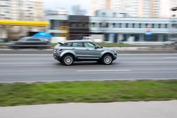 Ukrajina Kyjev Dubna 2021 Stříbrný Land Rover Range Rover Evoque — Stock fotografie