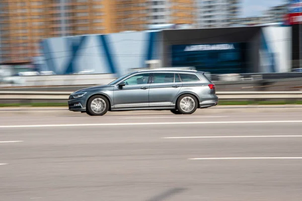 Ucrânia Kiev Abril 2021 Cinza Volkswagen Passat Carro Movimento Rua — Fotografia de Stock